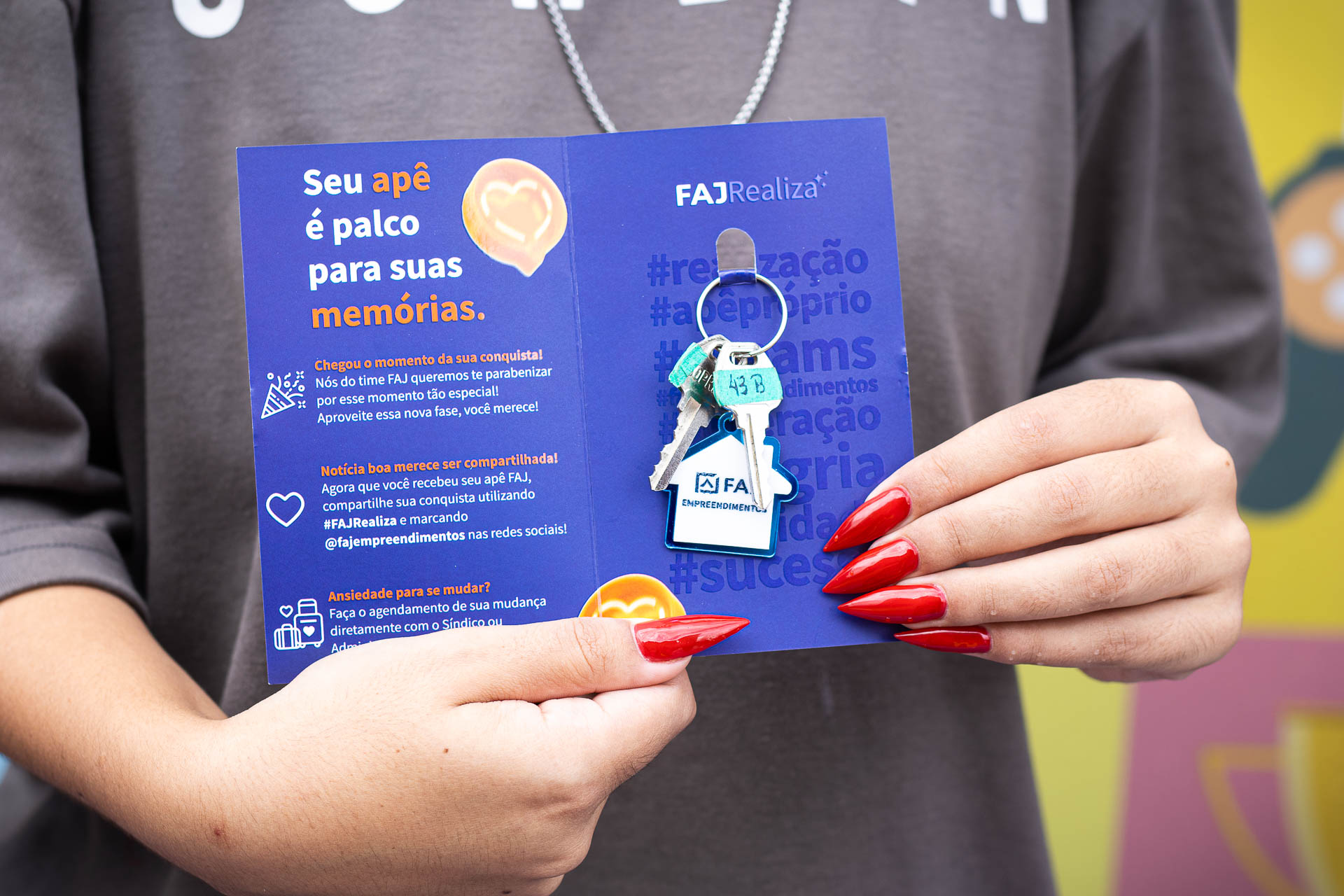 Cliente segurando chaves de apartamento