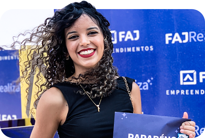 Cliente FAJ feliz por realizar o sonho de comprar seu apê.